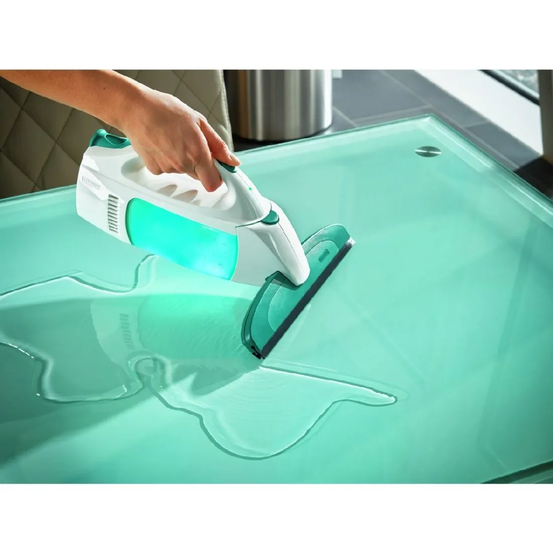 фото Стеклоочиститель вакуумный и жидкость для стекол Leifheit Dry&Clean с насадкой щеткой 51021 (белый)