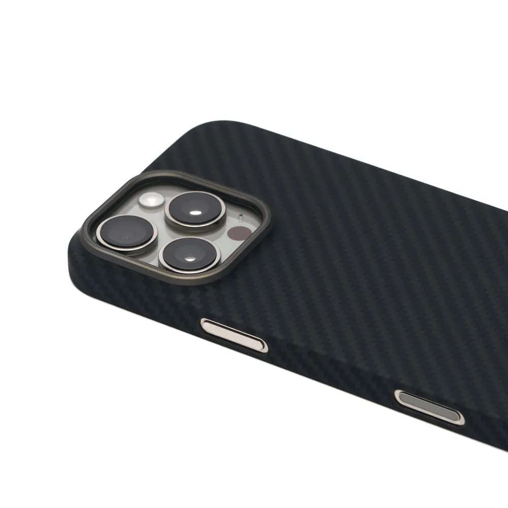 фото Чехол-накладка Kzdoo Keivlar Case для iPhone 16 Pro карбоновый (черно-серый в полоску)